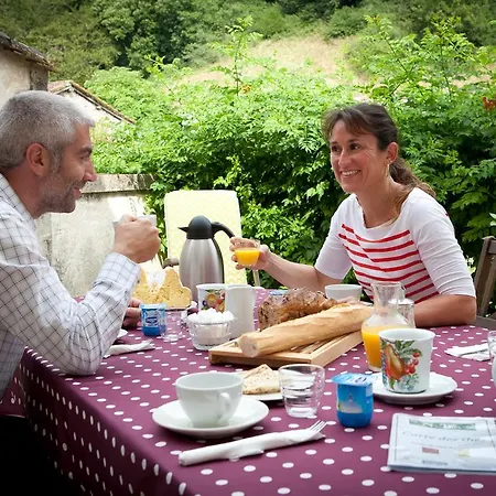 Chambres D'hotes Au Nid Des Thes Bed and Breakfast